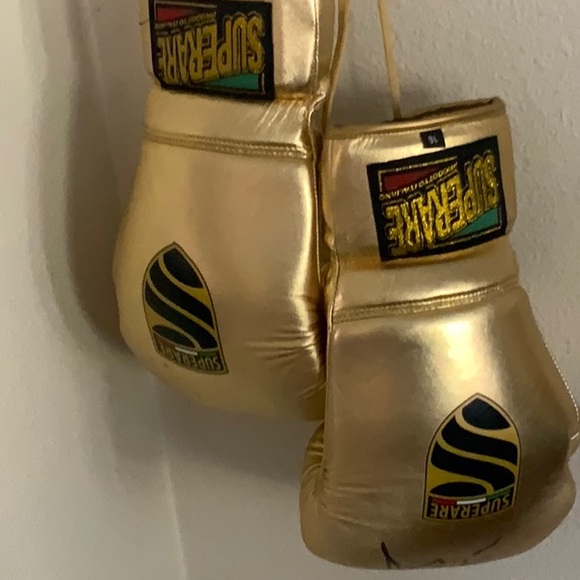 Signed Aaron Carter gloves - Picture 5 of 6